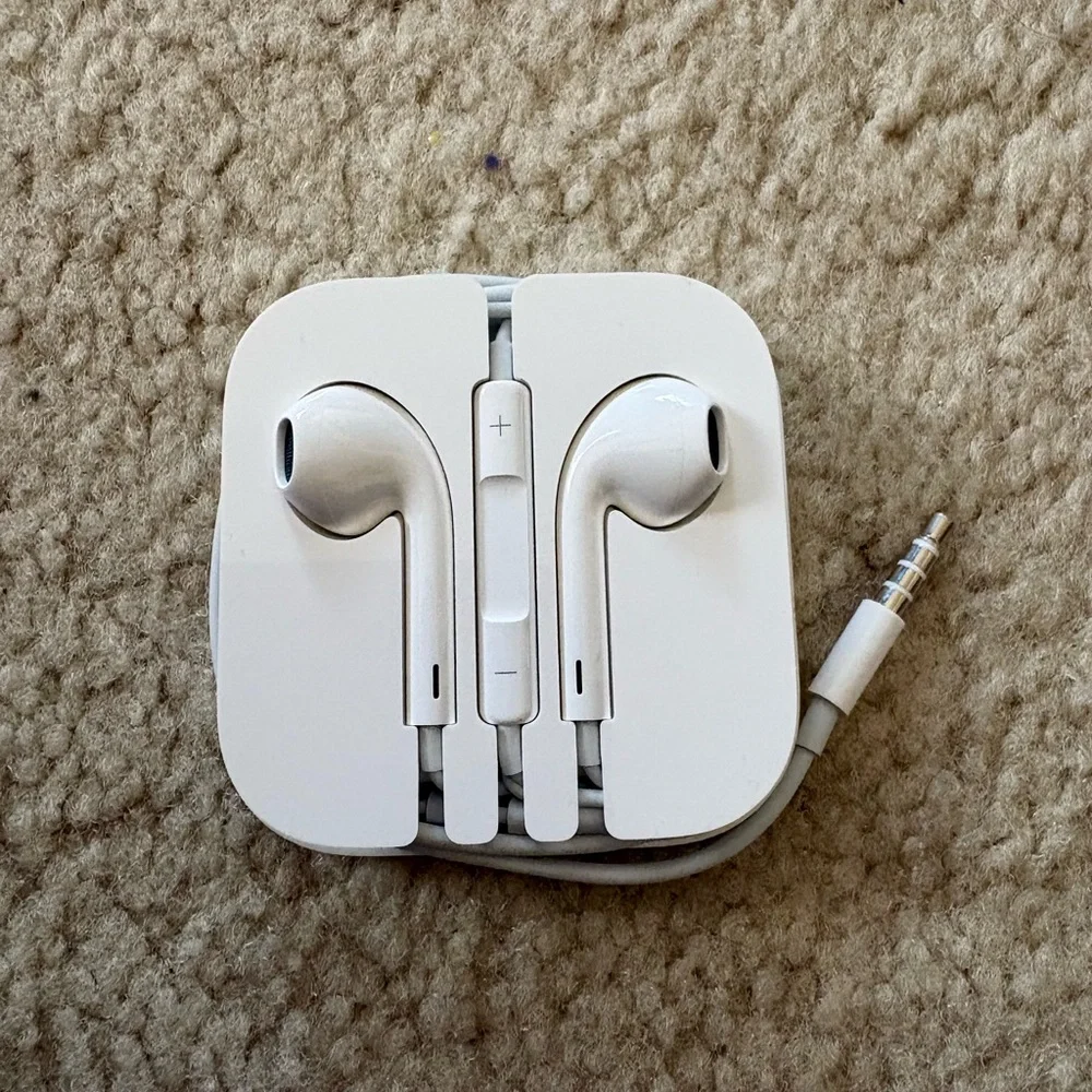Apple White EarPods with 3.5mm headphone plug, brand new